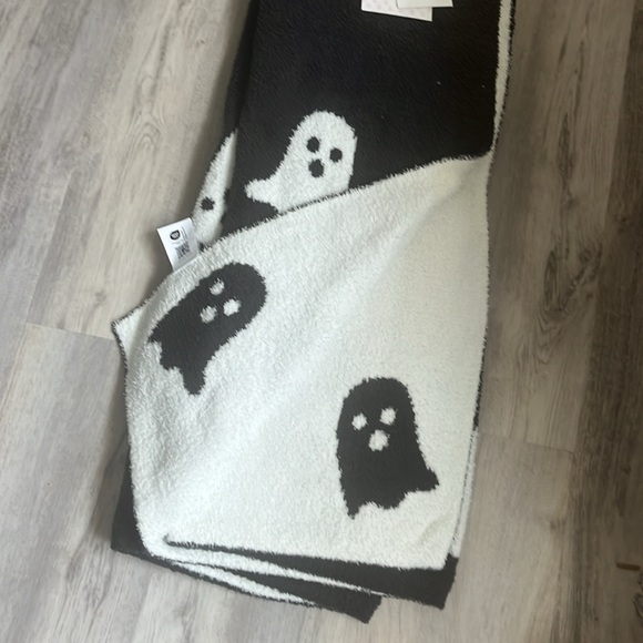 NWT Tik Tok Viral Cupcakes and Cashmere Plush Black White Ghost Throw Reversible - Picture 2 of 6